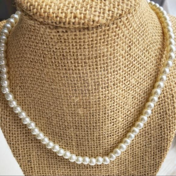 Alquimia Jewelry - Simple string Faux pearl choker necklace Stretchy necklace for layering